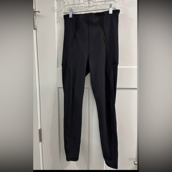 lululemon athletica Pants - Lululemon Everlux and Mesh Super-High-Rise Training Tight 25"
Black Size 6